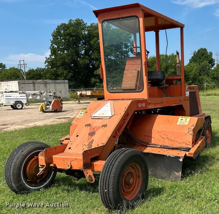 1987 Waldon SweepMaster broom - DI7925