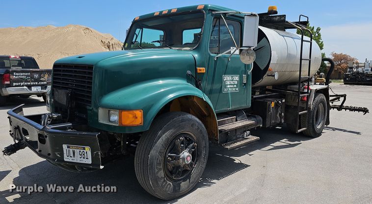 1996 International 4900  oil distributor truck - DO2777