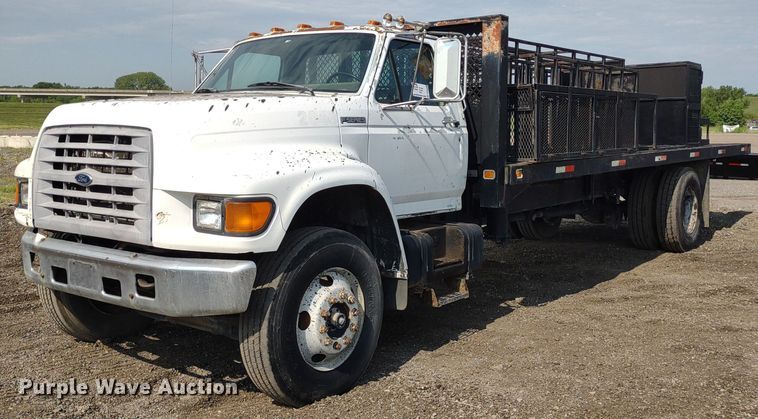 1999 Ford F800  flatbed truck - DS6419
