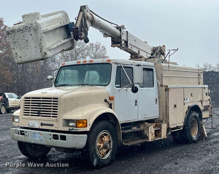 1990 International 4700  crew cab bucket truck - KF9756