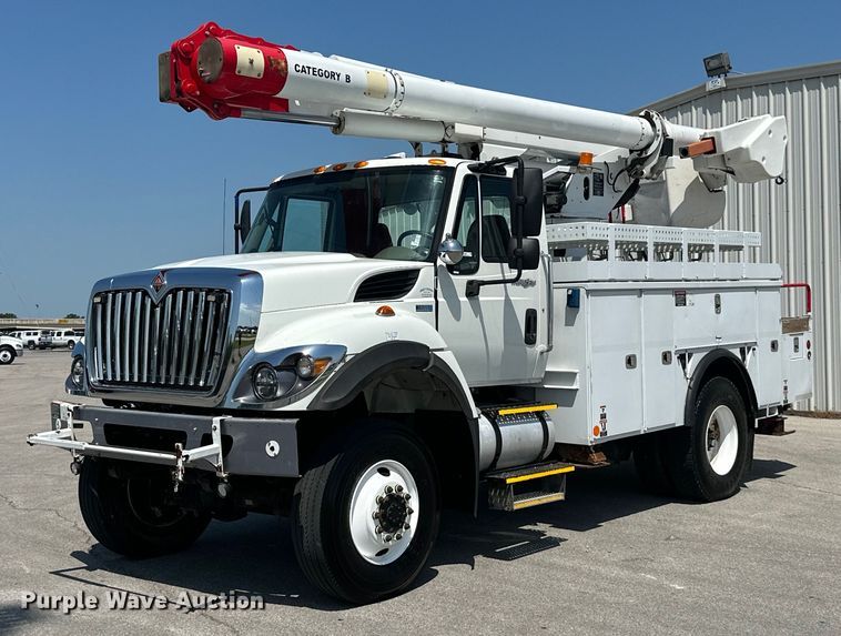 2013 International WorkStar 7300  bucket truck - ML9084