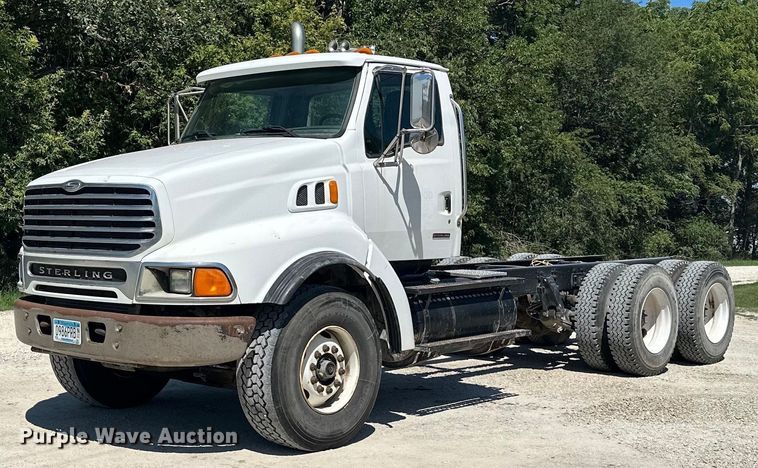 2004 Sterling LT9500  truck cab and chassis - MQ9322