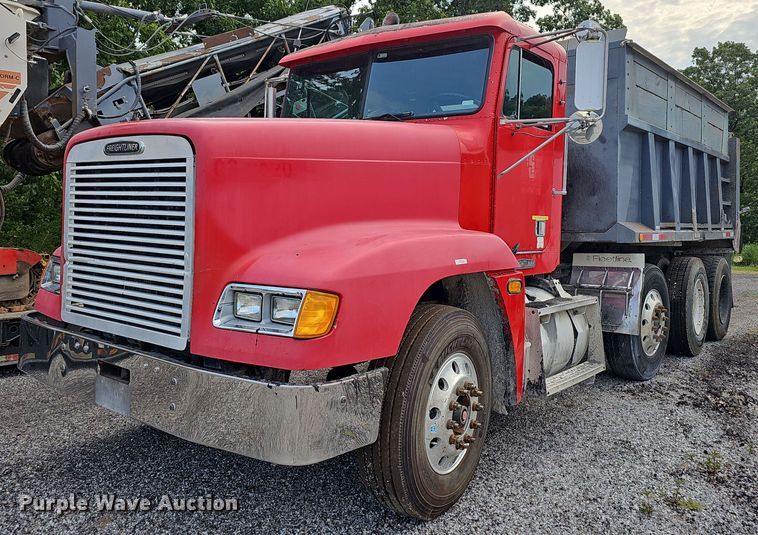 1995 Freightliner FLD  dump truck - NT9818