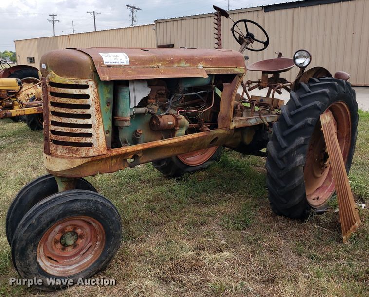 Oliver Row Crop 66  tractor - DO2999