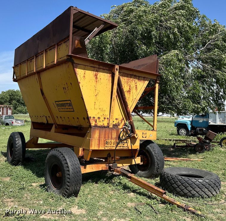 Richardton 1400  silage dump wagon - KM9880
