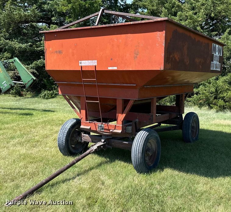 M&W Little Red Wagon  gravity wagon - NP9956