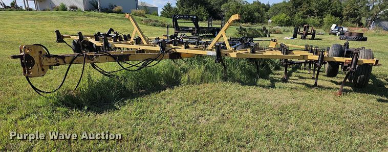 Landoll  field cultivator - NU9126