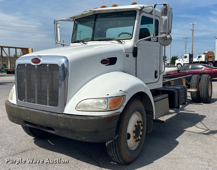 2009 Peterbilt 335  truck cab and chassis - DI7948