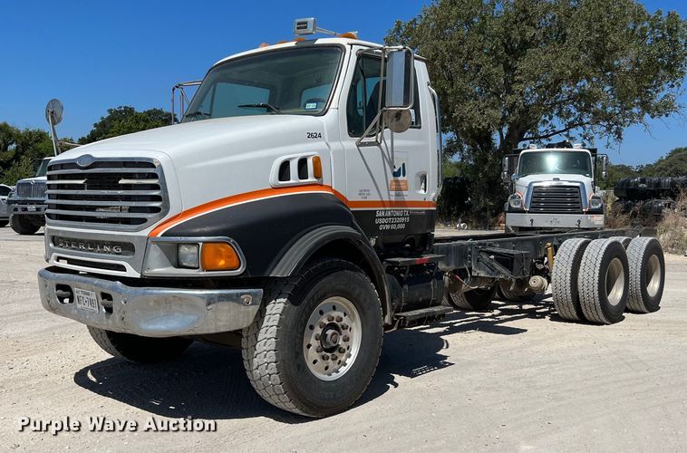 2002 Sterling LT9500  truck cab and chassis - DQ2145