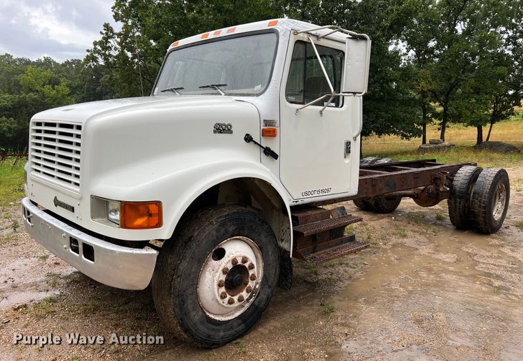 2001 International 4700  truck cab and chassis - JM9210