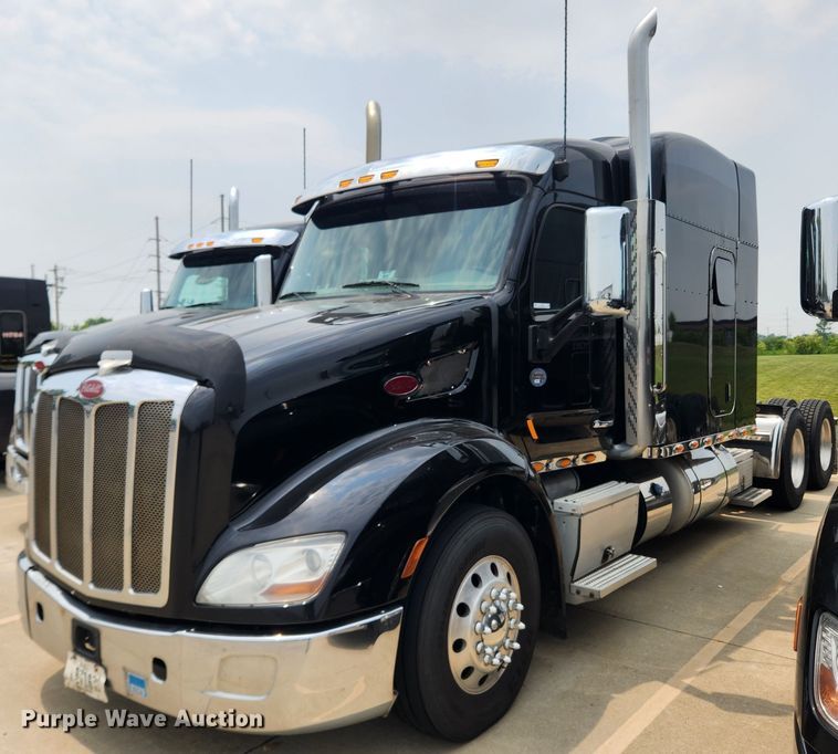 2015 Peterbilt 579  semi truck - LX9718