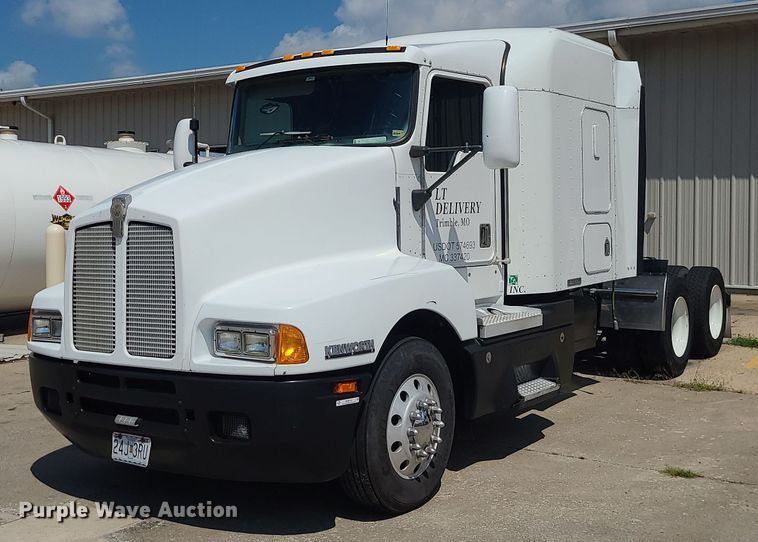2000 Kenworth T600  semi truck - MG9710