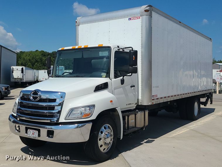 2017 Hino 268A  box truck - MG9711