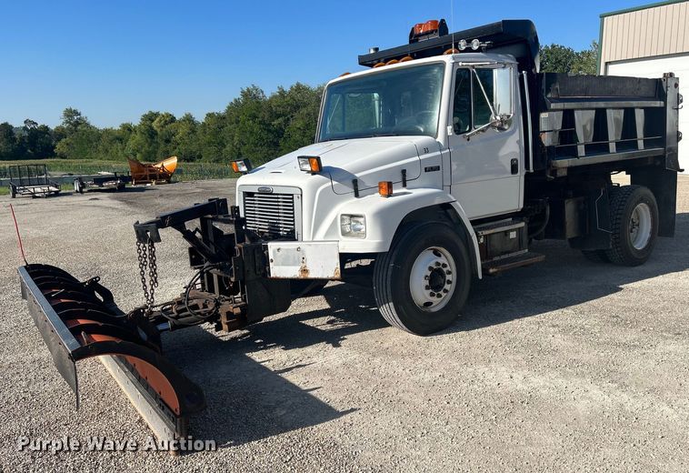 2002 Freightliner FL70  dump truck - DQ0905