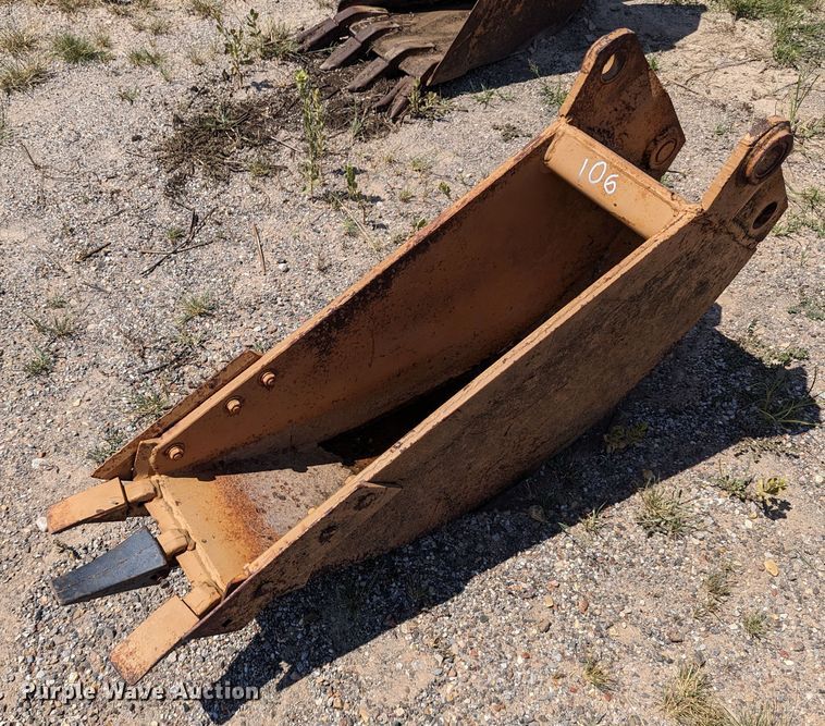 12&quot;W backhoe bucket - LM9966