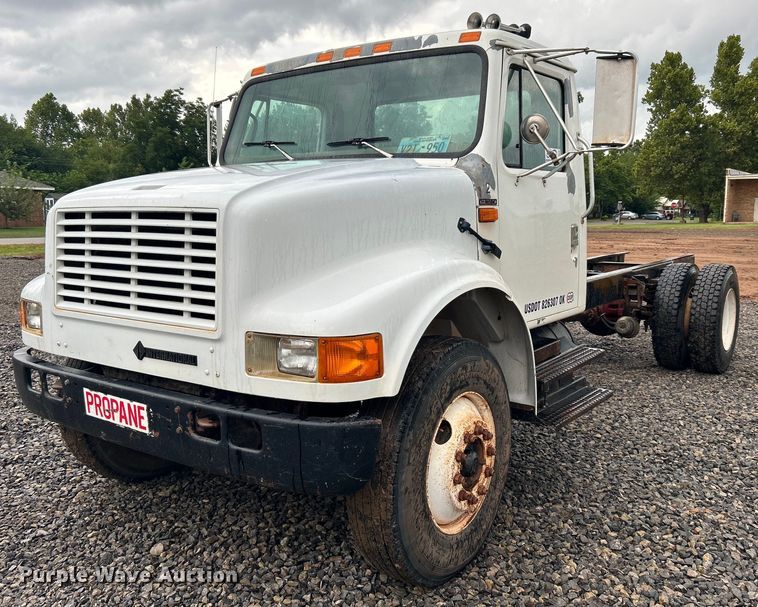 1999 International 4900  truck cab and chassis - DI7976