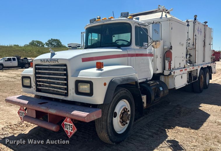 1998 Mack RD6  hot oil truck - DM2601