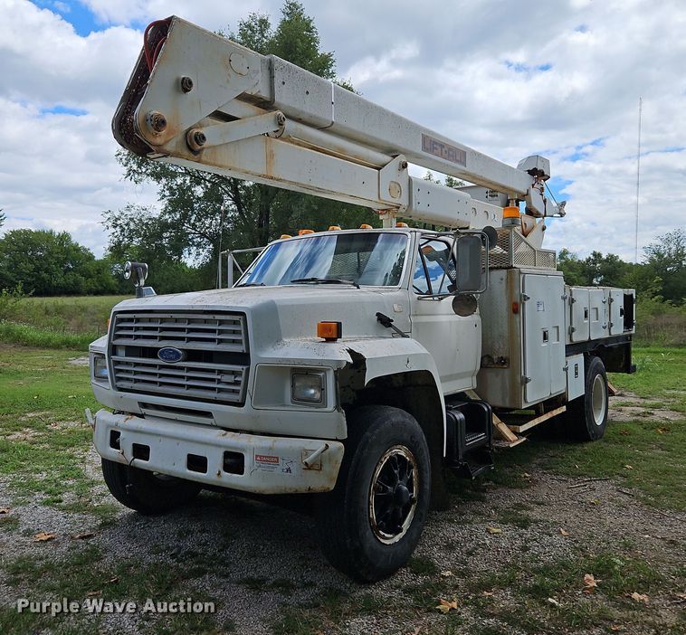 1993  Ford F700  bucket truck - DP2323