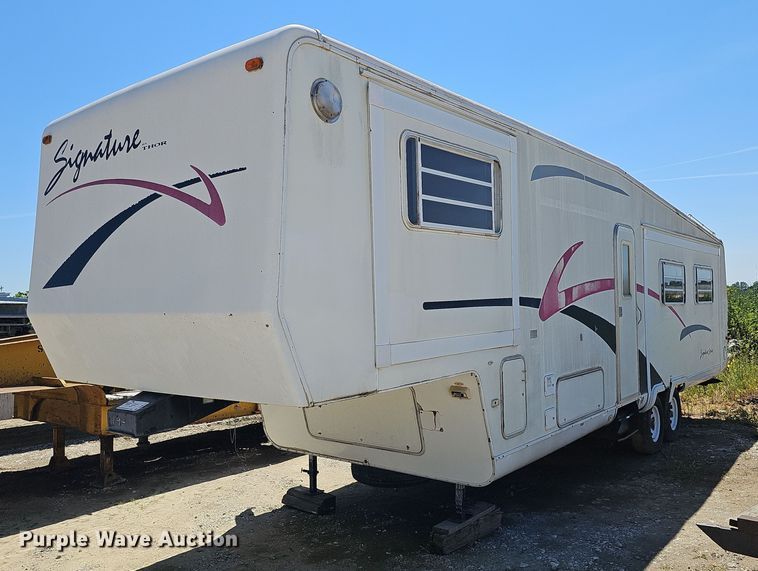 1998 Thor Signature  camper - DQ0181