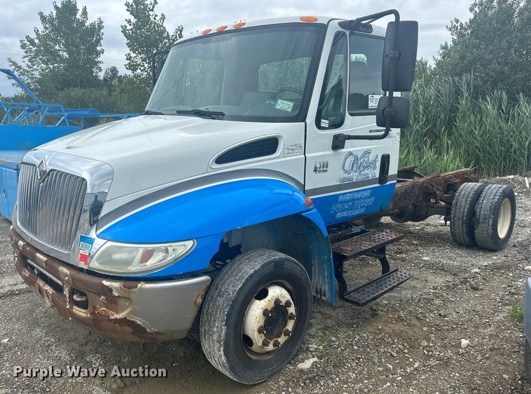 2004 International 4300  truck cab and chassis - DQ0901