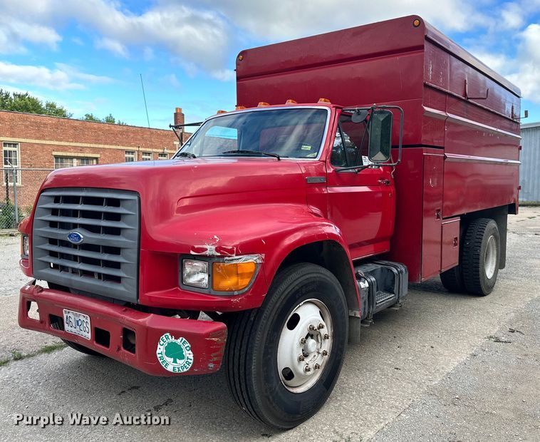 1997 Ford F700  chipper truck - DS2223