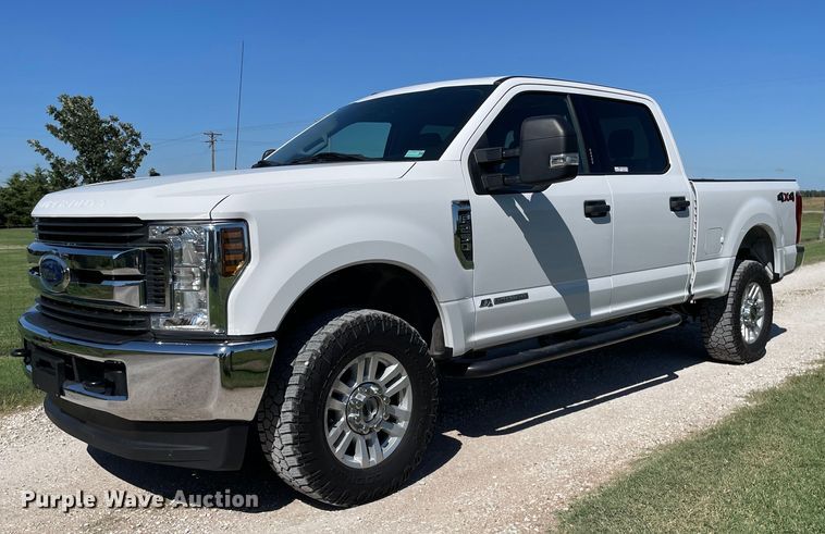 2019 Ford F250 Super Duty XLT  Crew Cab pickup truck - HN9918