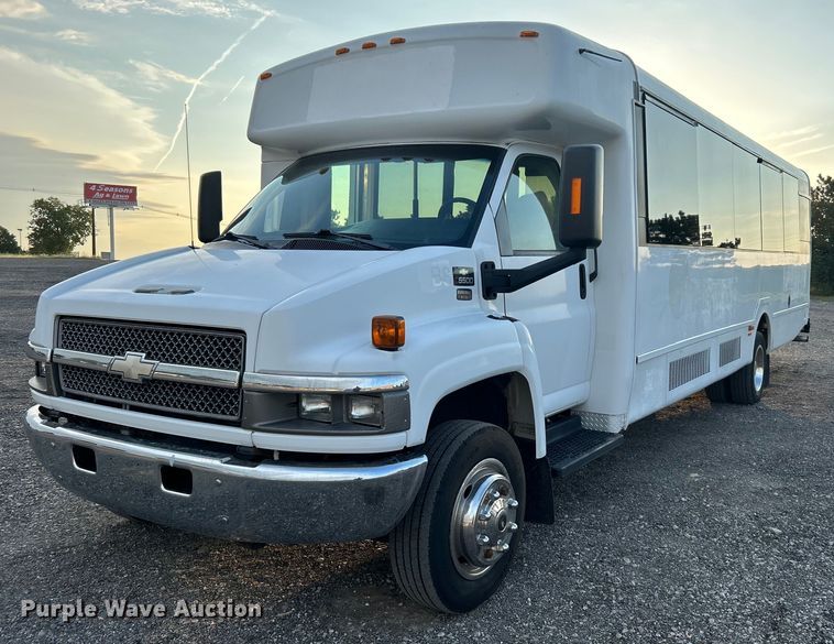 2005 Chevrolet C5500 shuttle bus - KW9120