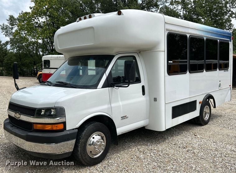 2009 Chevrolet Express 4500  shuttle bus - OK9783