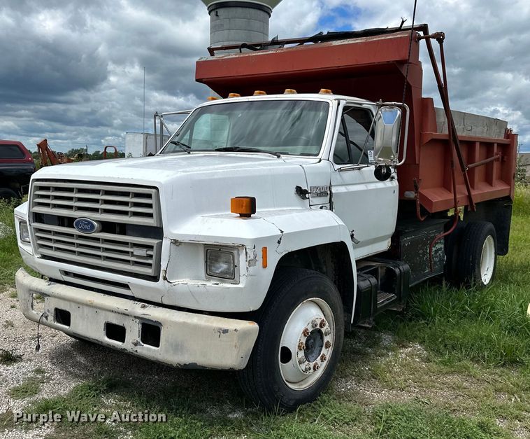 1990 Ford F700  dump truck - DS2222