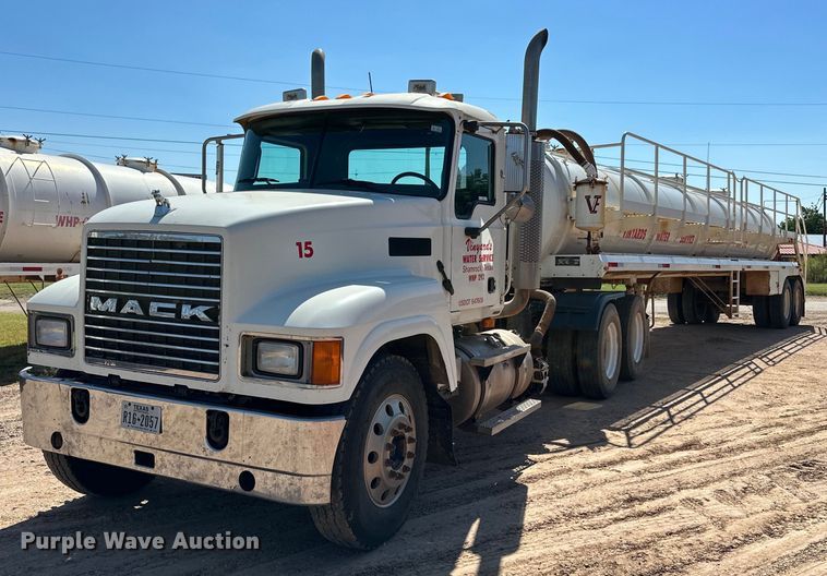 2007 Mack CHN613  semi truck - KM9819