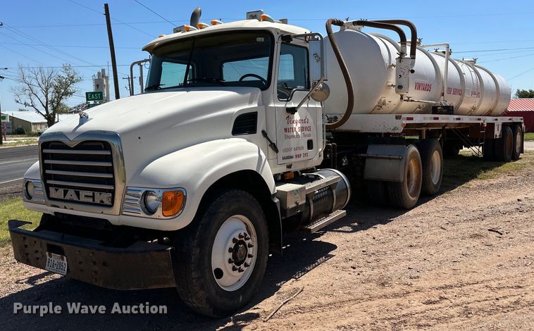 2006 Mack CV713  semi truck - KM9821