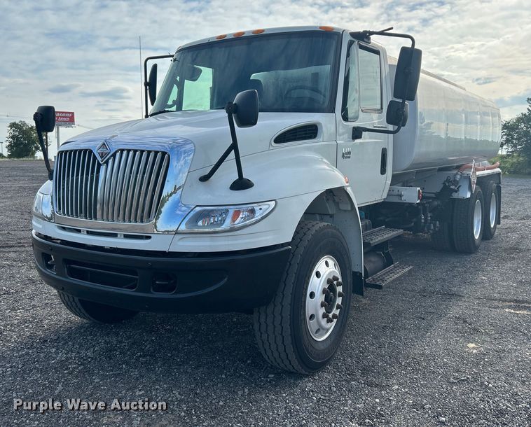 2006 International 4400  fuel truck - KW9116
