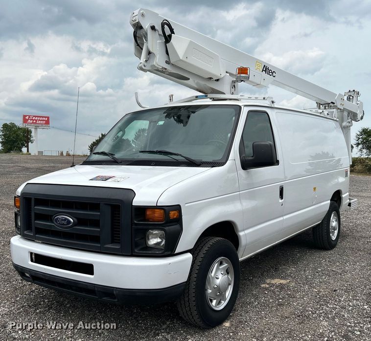 2013 Ford E350 Super Duty  van with bucket lift - KW9214