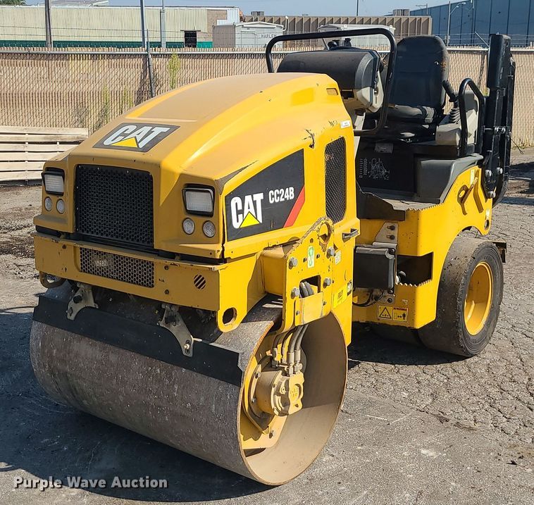 2019 Caterpillar CC24B  combination vibratory roller - MG9738