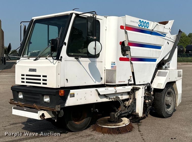 2002 Johnston 3000  street sweeper - MQ9324