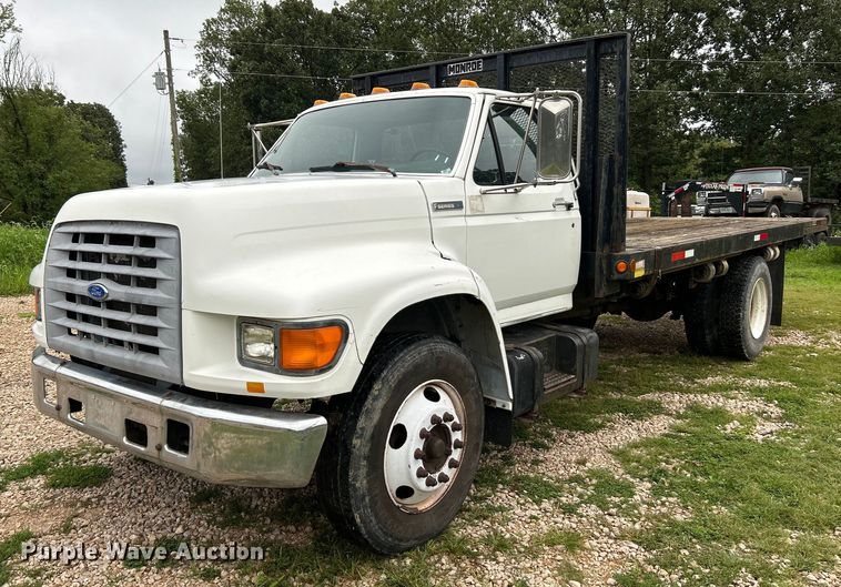 1997 Ford F800  flatbed truck - NL9481