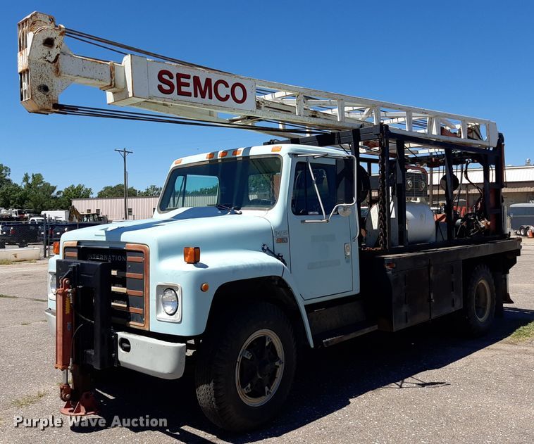 1984 International  1724 crane truck - NH9392