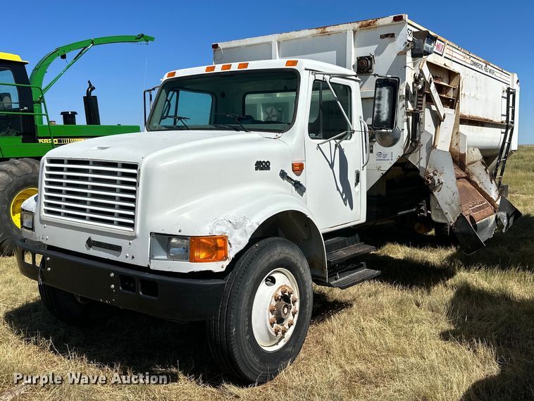 1995 International 4900  feed mixer truck - DQ1344