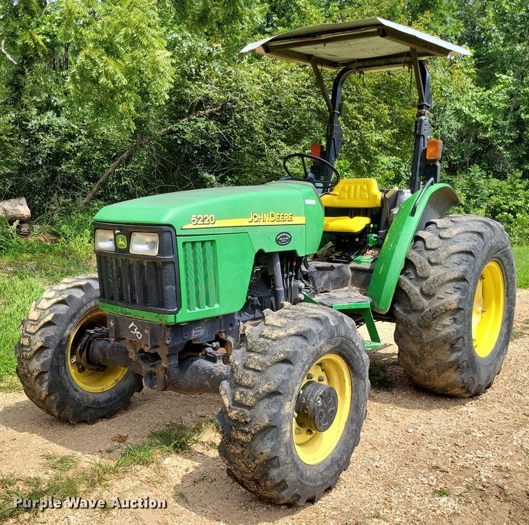 2004 John Deere 5220  MFWD tractor - LS9672