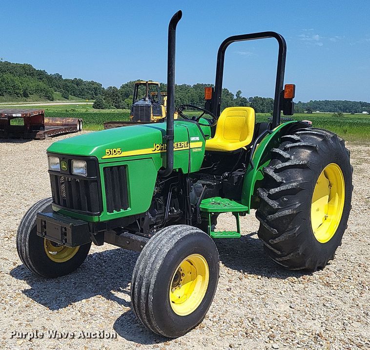 John Deere 5105  tractor - LS9685