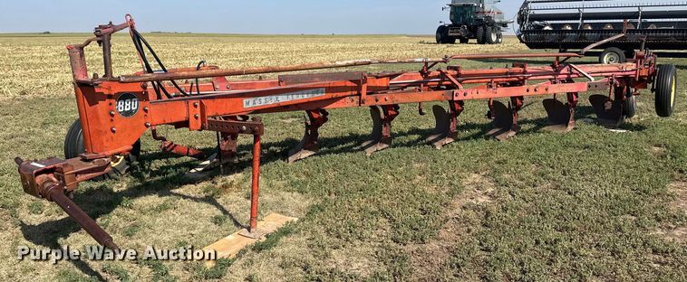Massey Ferguson 880  plow - OC9383