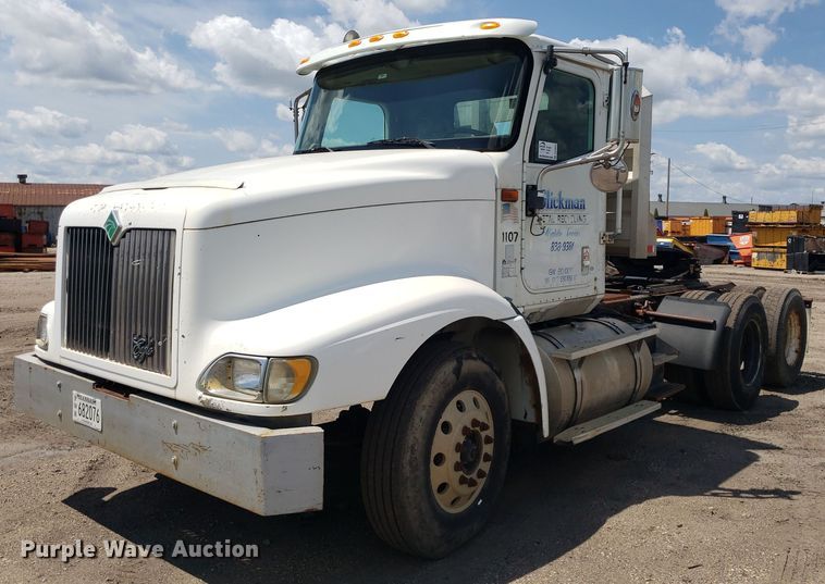2000 International 9400i  semi truck - DO3032