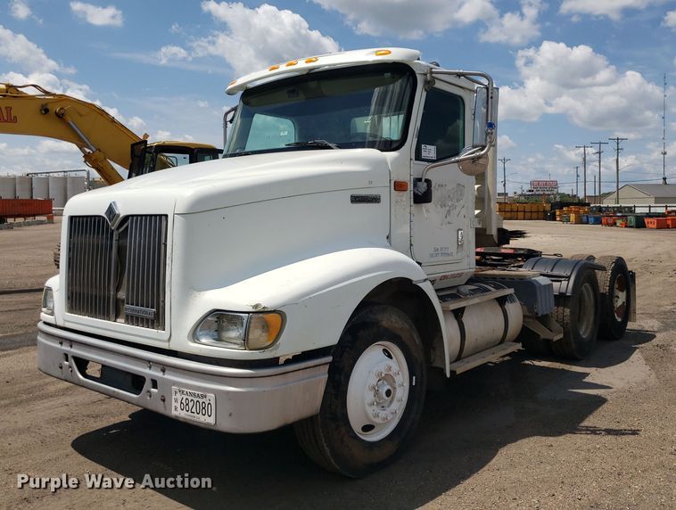2000 International 9200i  semi truck - DO3035