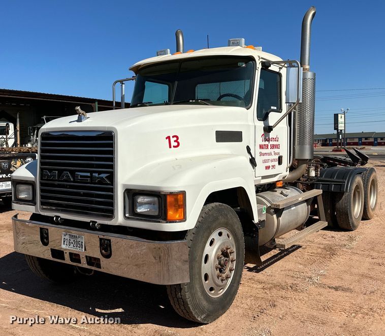 2005 Mack CH613  semi truck - KM9820