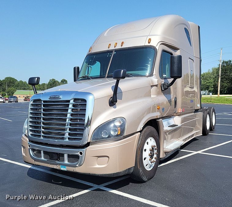 2016 Freightliner Cascadia Evolution  semi truck - LS9684