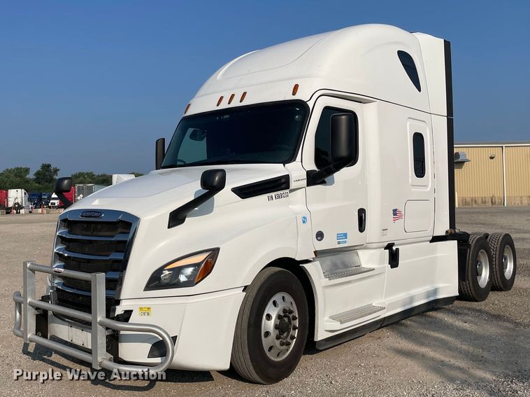 2019 Freightliner Cascadia 126  semi truck - LV9790