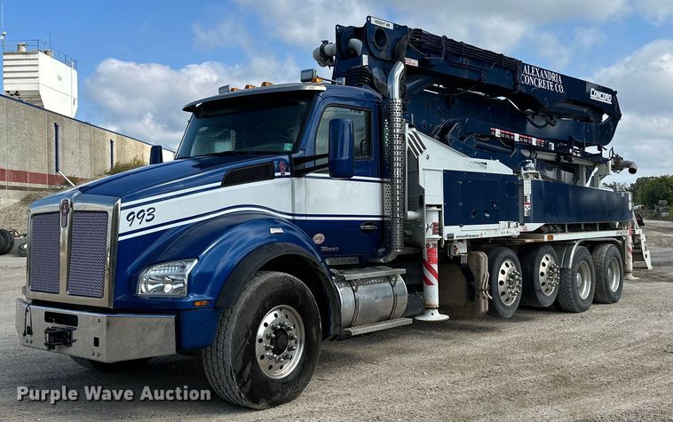 2018 Kenworth T880  concrete pump truck - MQ9351