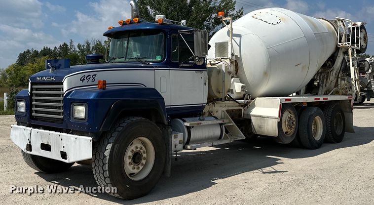 1999 Mack RD690S  ready mix truck - MQ9358