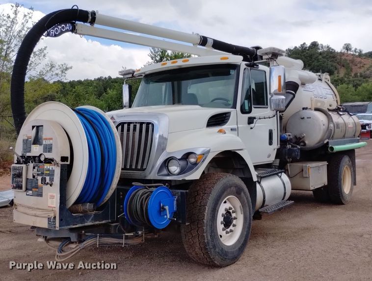 2015 International 7400  vacuum truck - DP3403