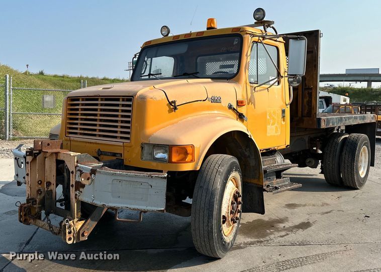 1995 International 4900  flatbed truck - DS2239